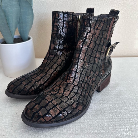 Donald J. Pliner Swift Brown Croc Embossed Leather Zip Ankle Booties Women’s 7M - Picture 6 of 15